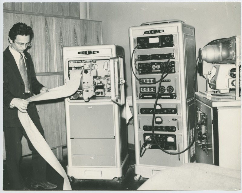 TPI ehitusmaterjalide teadusliku uurimise laboratooriumi teaduslik töötaja S. Grabko röntgenstruktuurse analüüsi tulemusi kontrollimas, 1974.a.