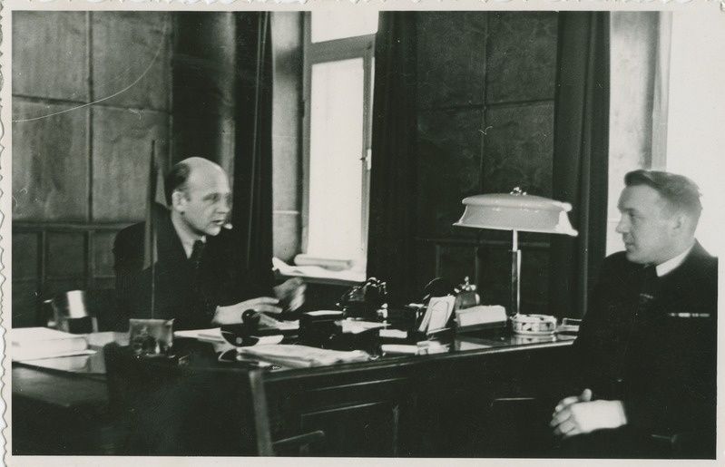 Tartu linna parteikomitee sekretär V. Leede (vasakul) vestlemas Tartu linna TSN TK esimehe Eduard Schmidtiga, 21.mai 1950.a.