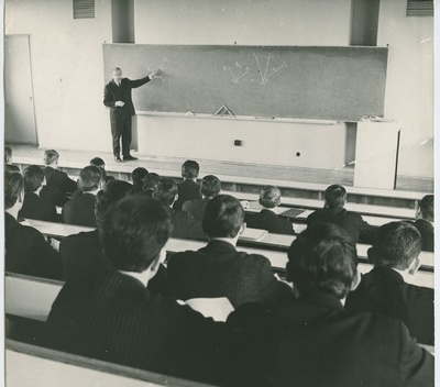 TPI teadusprorektor prof. Heino Lepikson loengul, 1975.a.  similar photo