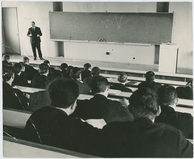 TPI teadusprorektor prof. Heino Lepikson loengul, 1975.a.  similar photo