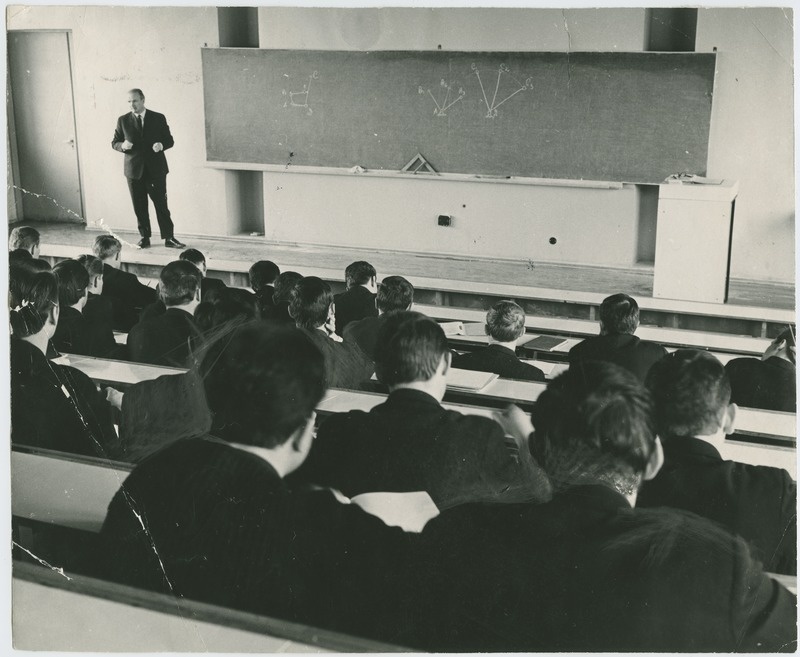TPI teadusprorektor prof. Heino Lepikson loengul, 1975.a.