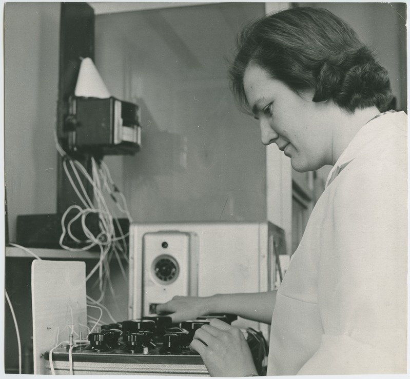 TPI anorgaanilise keemia kateedri assistent Ellen Talimets metallide kõrgtemperatuurilist korrosiooni uurimas, 1970.-ndad a.