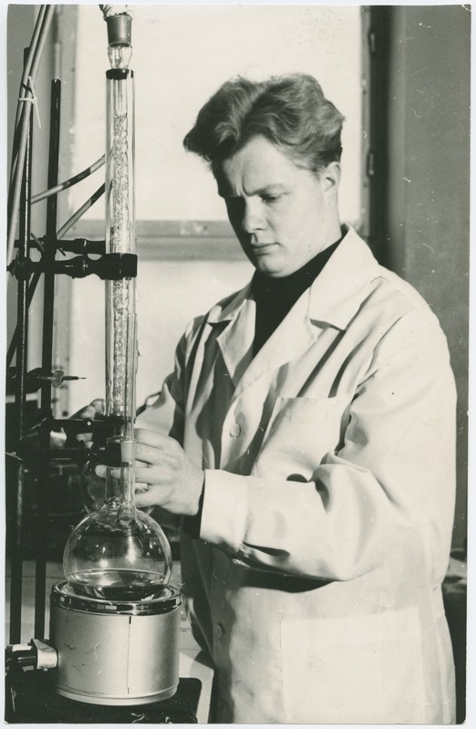 TPI anorgaanilise keemia kateedri aspirant Peep Christjanson töötamas, 1960.-ndad a.