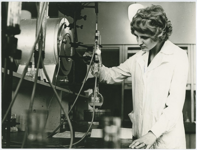 Üliõpilane TPI orgaanilise keemia praktikumis, 1975.a.