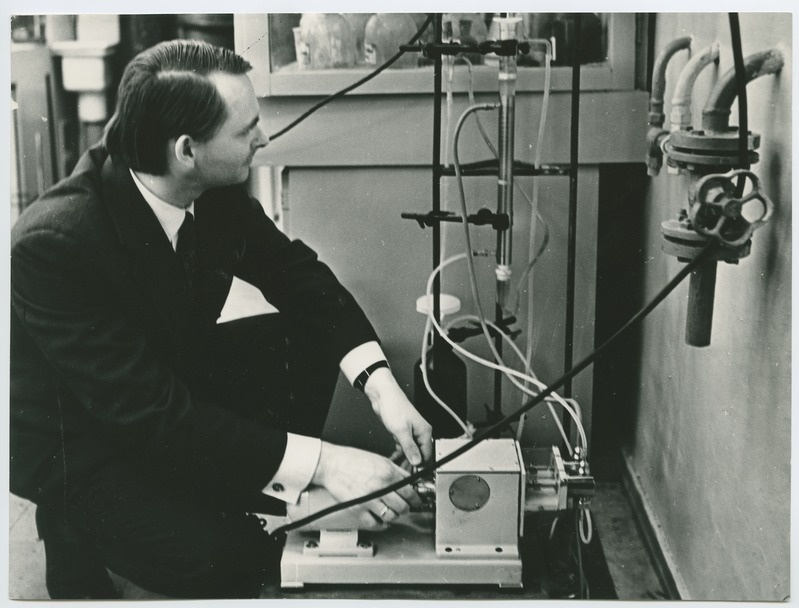 TPI orgaanilise keemia kateeder, assistent Jaak Arro alküülresortsiinide segu ekstraktsioonil lahutamas, 1975.a.