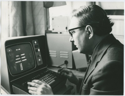 TPI arvutuskeskuse teaduslik juhendaja, dotsent Leo Võhandu töötamas, 13.mai 1975.a.  similar photo