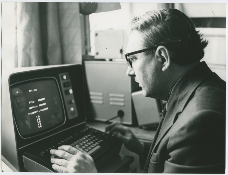 TPI arvutuskeskuse teaduslik juhendaja, dotsent Leo Võhandu töötamas, 13.mai 1975.a.
