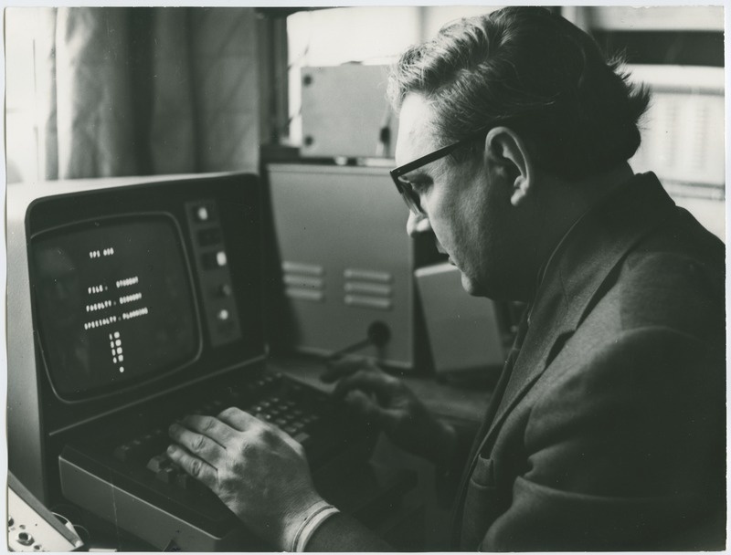 TPI arvutuskeskuse teaduslik juhendaja, dotsent Leo Võhandu töötamas, 13.mai 1975.a.