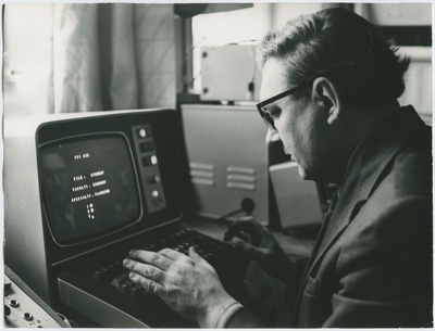 TPI arvutuskeskuse teaduslik juhendaja, dotsent Leo Võhandu töötamas, 13.mai 1975.a.  similar photo