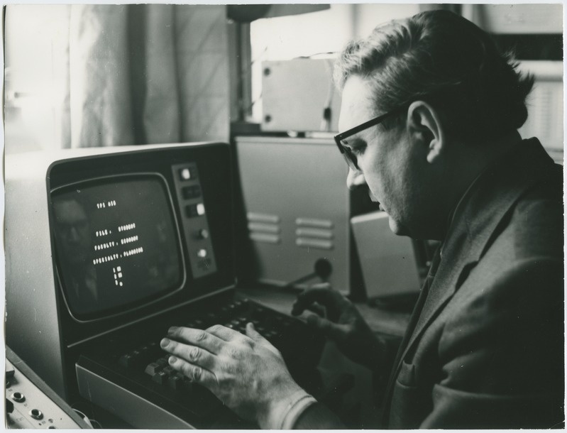 TPI arvutuskeskuse teaduslik juhendaja, dotsent Leo Võhandu töötamas, 13.mai 1975.a.