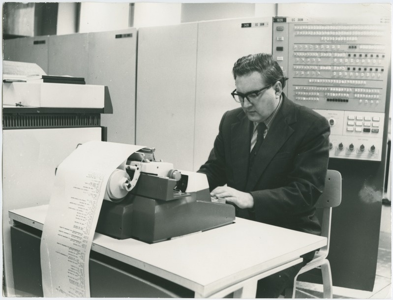TPI arvutuskeskuse teaduslik juhendaja, dotsent Leo Võhandu töötamas, 13.mai 1975.a.
