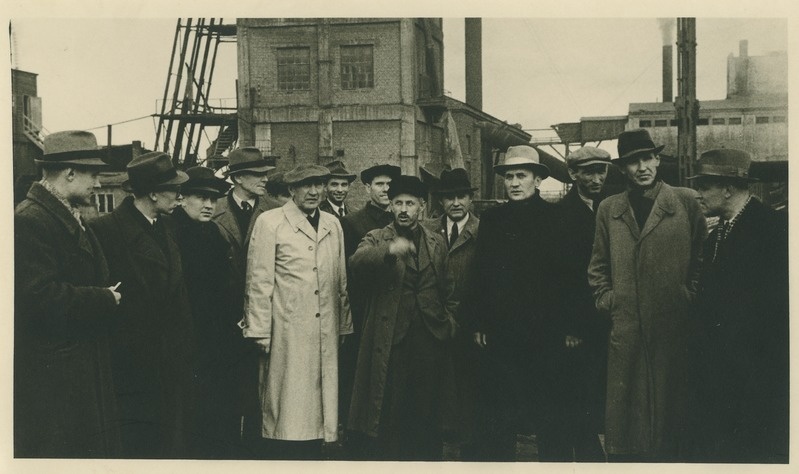TPI juhtkond ja keemiamäeteaduskonna õppejõud tutvumas Kiviõli tehasega, keskel heledas mantlis Paul Kogerman, 1947.a.