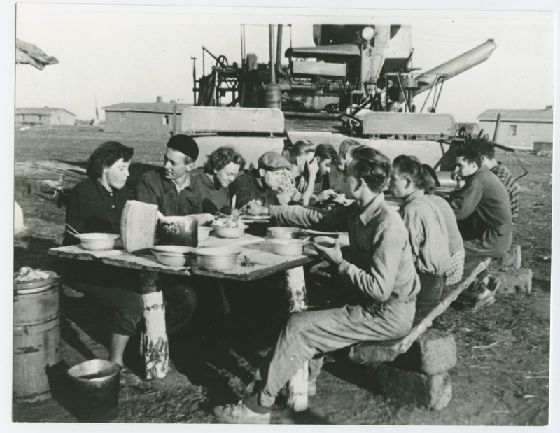 TPI üliõpilased Kasahstani NSV-s Saralatis ehitustöödel, lõunapaus, 1957.a.