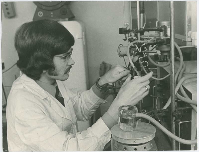TPI keemiateaduskonna üliõpilane Mati Banhard laboris (M. B.  saavutas ÜTÜ tead. tööde konkursil I preemia töö eest  "Immobiliseeritud proteaaside kasutamine valkude hüdrolüüsil"), 1974.a., foto: P. Raukas