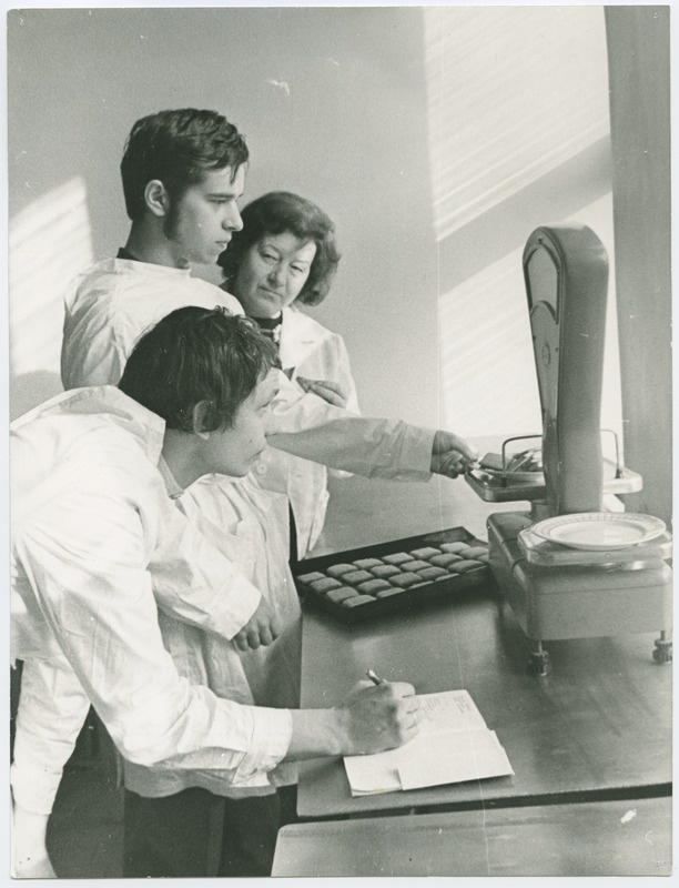 TPI keemiateaduskonna IV kursuse vabariikliku ÜTÜ tööde konkursi I preemia omanik J. Raadik ja üliõpilane R. Ausmees ning vanemõpetaja M. Eesmaa, 1974.a., foto. P. Raukas
