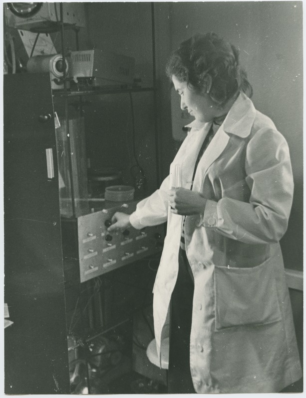 TPI keemiateaduskonna diplomand Kersti Kärema (töötas fermentide immobiliseerimise alal), 1972.a., foto: P. Raukas