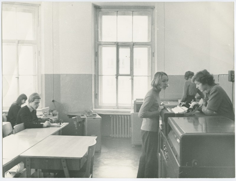 TPI majandusteaduskonna üliõpilased laboratoorsetel töödel, kevad 1974.a., foto:P. Raukas