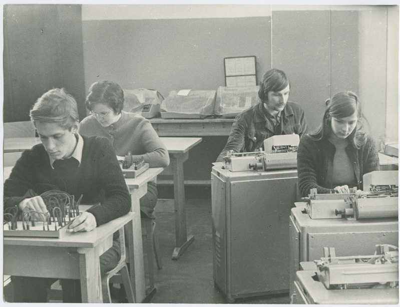 TPI majandusteaduskonna üliõpilased laboratoorsetel töödel, kevad 1974.a.