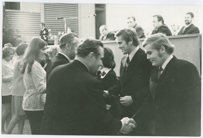 Diplomite kätteandmine 1974.a. majandusteaduskonna lõpetajatele, esiplaanil Toomas Suurväli ja Raivo Tomingas, dets. 1974.a.
