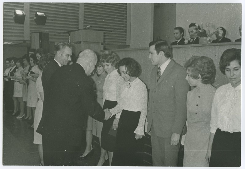 TPI majandusteaduskonna lõpuaktus, rektor A. Aarna ja dekaan J. Toomaspoeg lõpetajaid õnnitlemas, 1972.a.