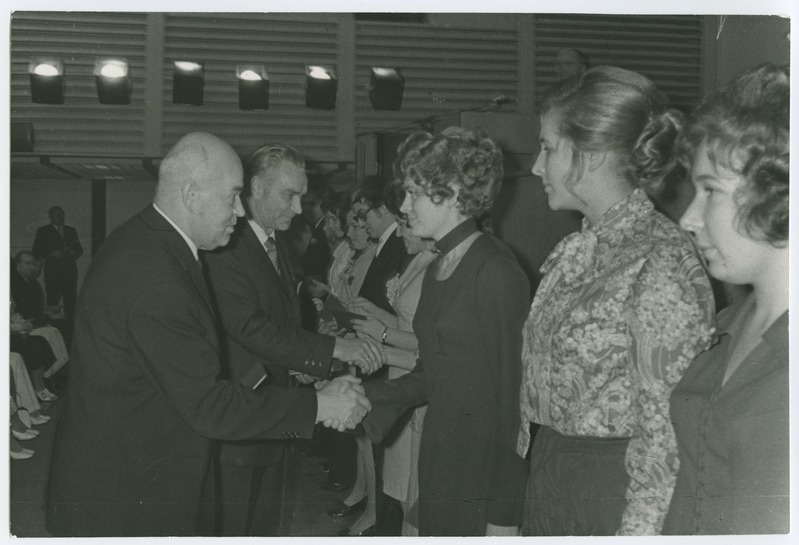 TPI majandusteaduskonna lõpuaktus, rektor A. Aarna ja dekaan J. Toomaspoeg lõpetajaid õnnitlemas, 1972.a.