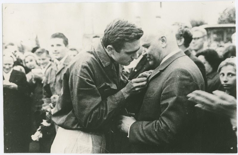 TPI komsomolikomitee sekretäri asetäitja ,üliõpilaste staabi komandöri abi Indrek Toome kinnitamas TPI rektor Agu Aarnale rinda medalit uudismaade ülesharimise eest, 1965.a.