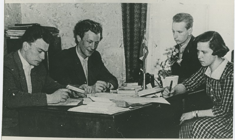 Ajalehe "Tallinna Polütehnik" tegemist organiseerimas TPI komsomolikomitee sekretär Elmar Keskküla (vasakult teine) ja üliõpilased, 1958.a.