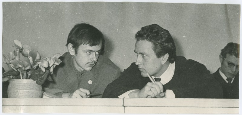 ELKNÜ TPI organisatsiooni konverents TPI aulas, elektrotehnika teadusk. komsomoli sekretär Vladimir Viies (vasakul) ja ELKNÜ TPI komitee sekretär Karl Kasikov, sügis 1970.a.
