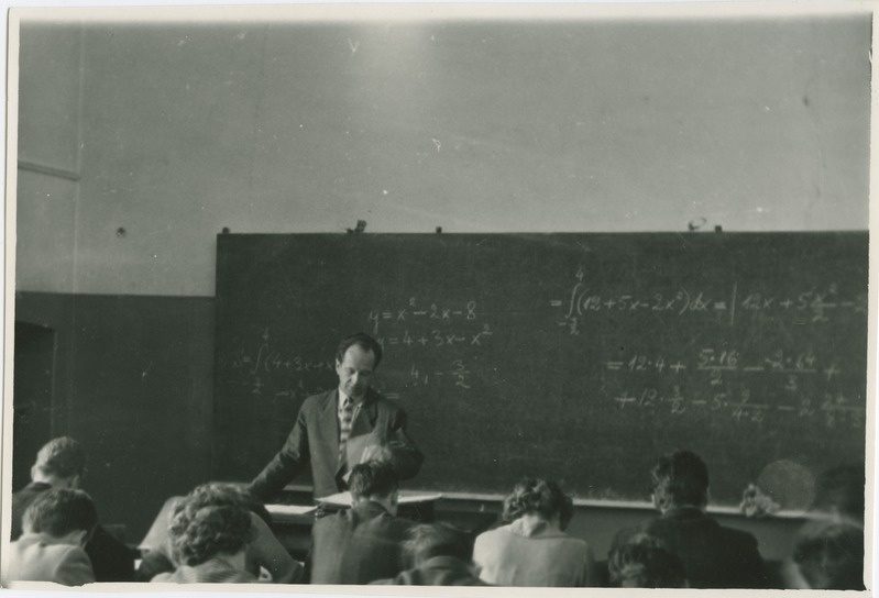 TPI matemaatika kateedri õppejõud dots. Karl Allik loengut pidamas, 1950.-ndad a.