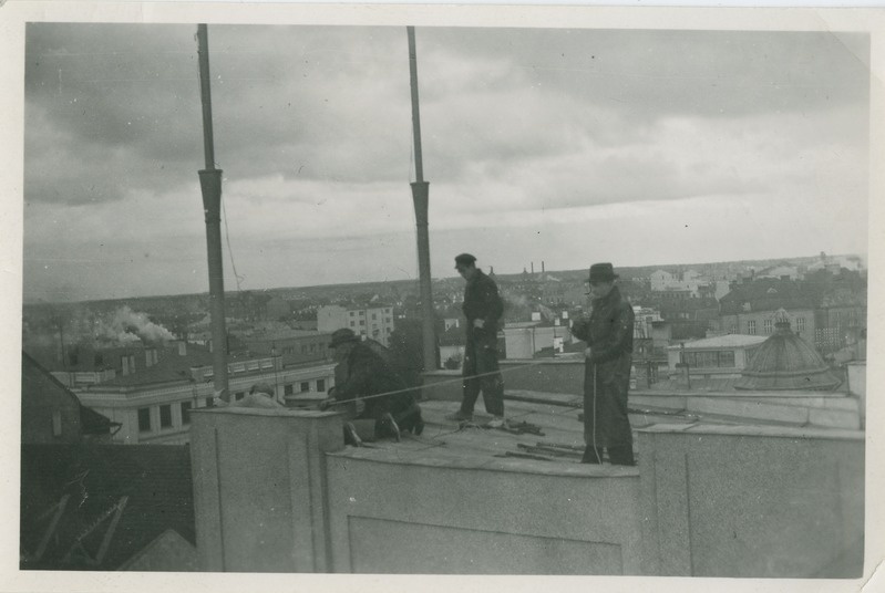 Maja ehitamine Tallinas Väike-Karja nurgal, arhitekt G. Pavlov seisab nöör peos