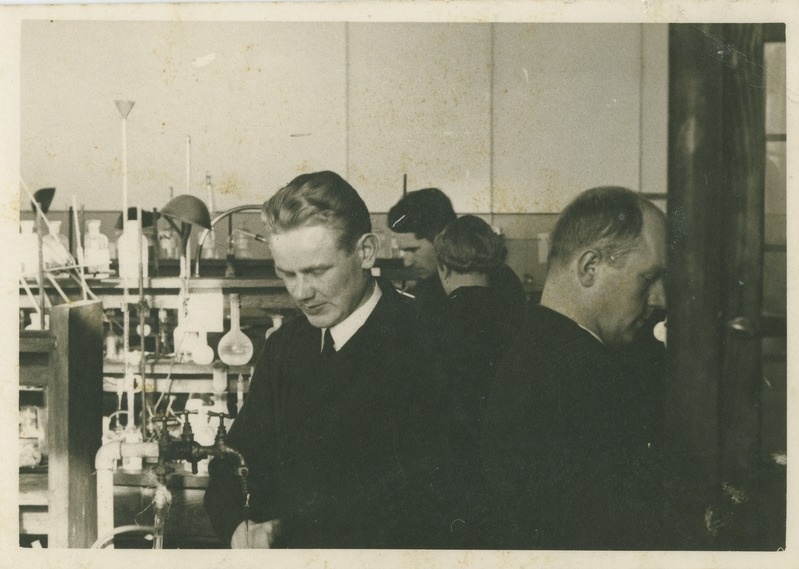 Tallinna Tehnikaülikooli analüütilise keemia praktikum peahoones Koplis, vasakul H. Vilbok, paremal K. Hallik, 1939.a.