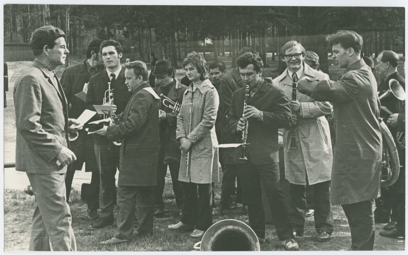 TPI orkester tervitab pidulikult VTK matkale siirdujaid Mustamäe staadionil, 1972.a.