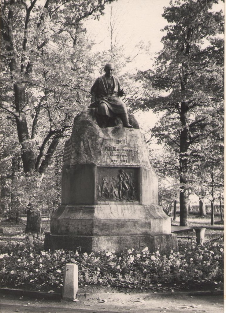 Foto. Dr. Fr. R. Kreutzwaldi mälestussammas Võru pargis.