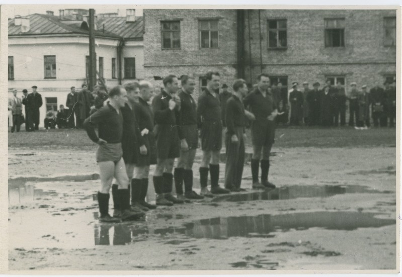 TPI õppejõudude jalgpallimeeskond ülesrivistunult Kopli harjutusväljakul, 1948.a.