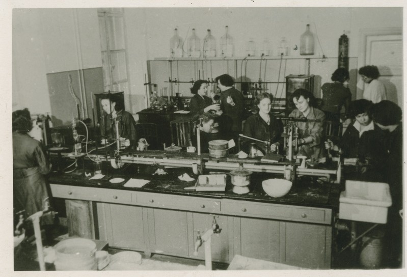 Praktika TPI orgaanilise keemia laboratooriumis Marati 4, 1950. aastad