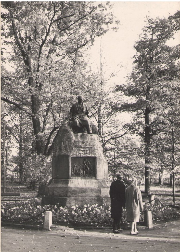Foto. Dr. Fr. R. Kreutzwaldi mälestussammas Võru pargis.
