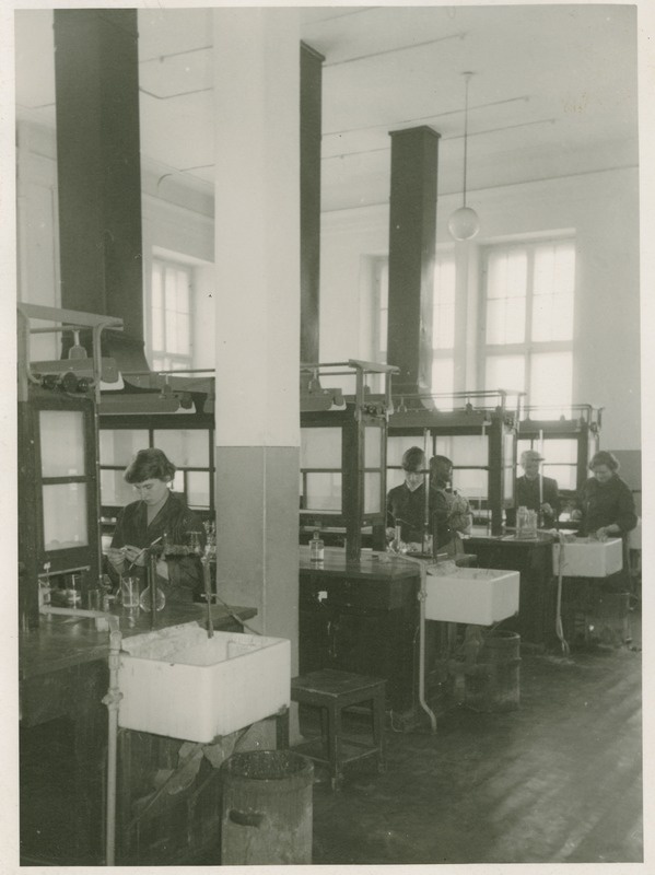 Üliõpilased praktikal TPI analüütilise keemia laboratooriumis Marati 4, 1950.-ndad a.