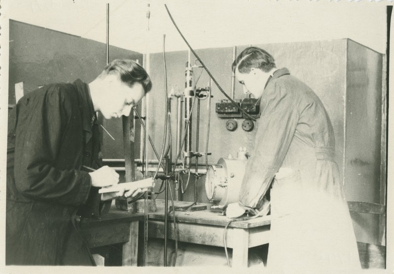 TPI anorgaaniliste ainete tehnoloogia III kursuse üliõpilasedH. Karik ja E. Piiroja org. keemia laboris praktikal, 1951.a.