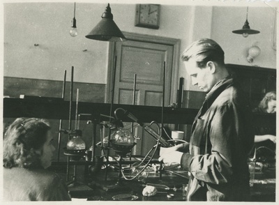 TPI anorgaaniliste ainete tehnoloogia III kursuse üliõpilased Virve Mändmets ja Harry Laur orgaanilise keemia laboris praktilistel töödel, 1951.a.  similar photo