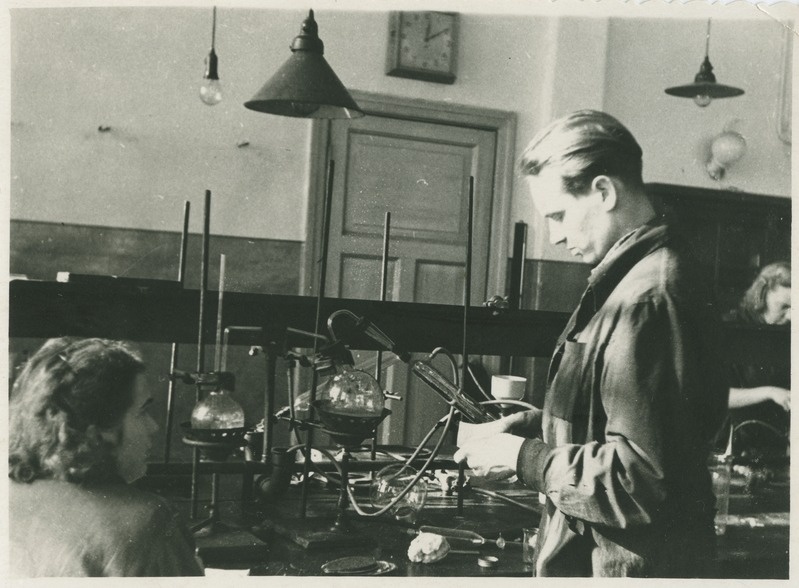TPI anorgaaniliste ainete tehnoloogia III kursuse üliõpilased Virve Mändmets ja Harry Laur orgaanilise keemia laboris praktilistel töödel, 1951.a.