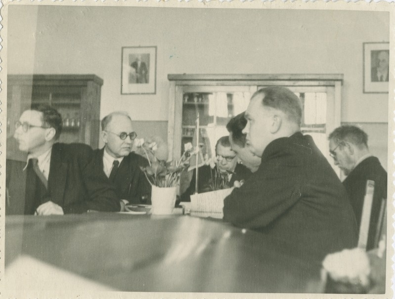 TPI keemiateaduskonna diplomitööde kaitsmise komisjon, vasakult dots. Eisen, dots. Kalman, teadustekandidaat Kõll, prof. Kask, dots. Rannak ja dots. Siirde, 1950.a