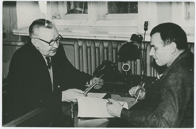 TPI orgaanilise keemia kateedri prof. H. Raudsepp (vasakul) ja vaneminsener H. Kipper arutlemas, 1962.a.  duplicate photo