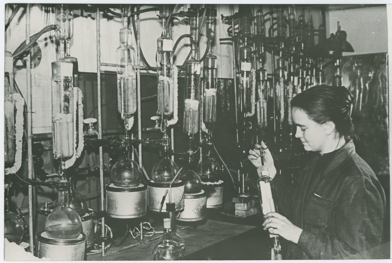 TPI orgaanilise keemia kateedri vaneminsener H. Uibopuu naftakivimeid ekstraheerimas, 1962.a.