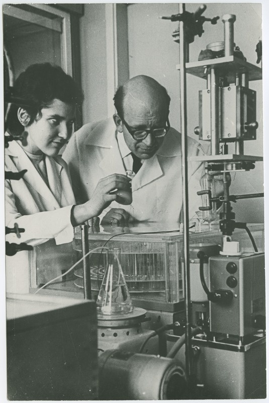 TPI toiduainete tehnoloogia laboratooriumis diplomand Kersti Kärme dots. Ado Köstneri juhendamisel penitsiliinatsülaasi aktiivsuse temperatuurisõltuvust uurimas, 1969.a.