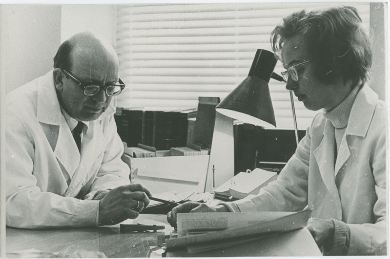 TPI toiduainete tehnoloogia kateedri dotsent A . Köstner ja vaneminsener K. Pappel  töötulemusi uurimas, 1969.a.