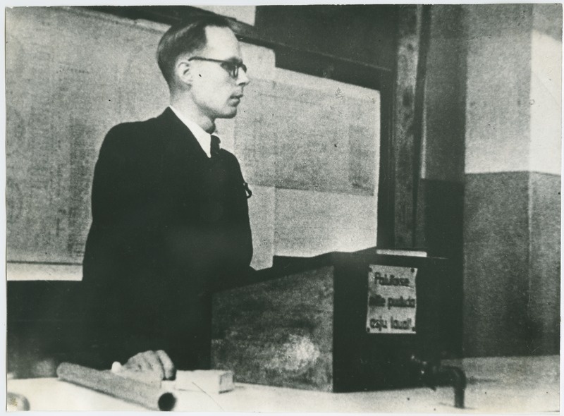 TPI keemiateaduskonna üliõpilane I. Klesment diplomitööd kaitsmas, 1948.a.