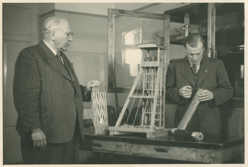 TPI mäekateedri õppejõud Karl Vuht ja assistent A. Kitsnik laboratooriumis, 1947.a.