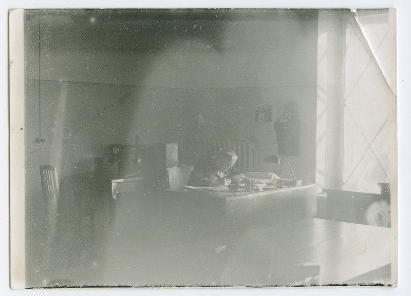 Tallinna Tehnikaülikooli keemia-mäe teaduskonna üliõpilane A. Kitsnik laua taga töötamas, 1940.a.