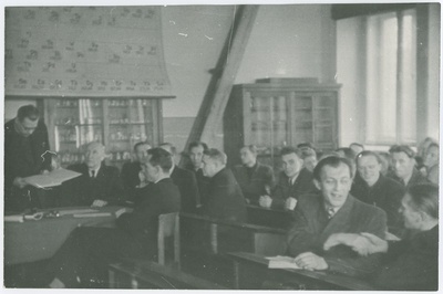 Diplomitöö kaitsmine TPI keemiateaduskonnas, komisjonis vasakult Kõll, Kogerman, Rannak, Raudsepp, Arro, 1949.a.  similar photo