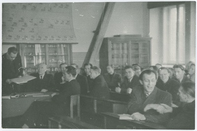 Diplomitöö kaitsmine TPI keemiateaduskonnas, komisjonis vasakult Kõll, Kogerman, Rannak, Raudsepp, Arro, 1949.a.  similar photo